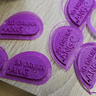 Suvenīrs, ko ņemam uz konkursu, - Mārtiņa Kleva veidots breloks